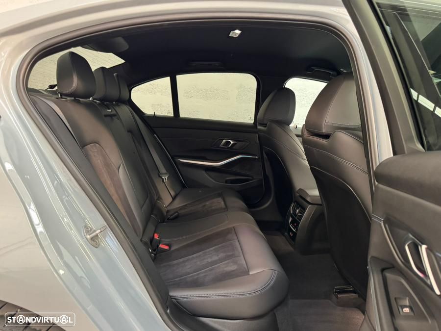 BMW 330 e Touring Pack Desportivo M Auto - 34