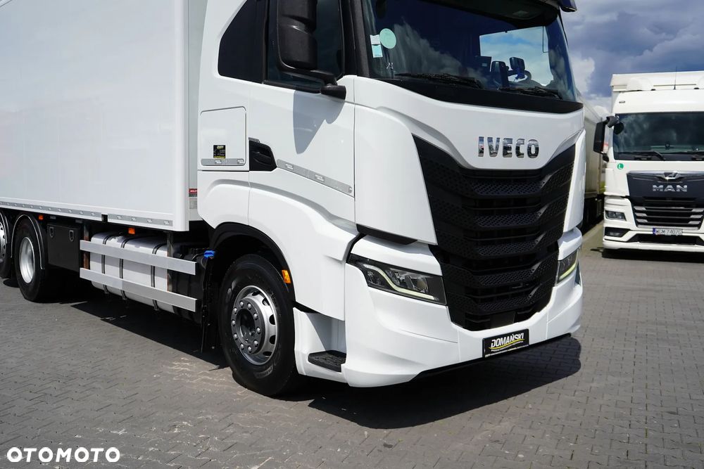 Iveco / S-WAY / 420 / E 6 / KONTENER + WINDA / 20 PALET / RETARDER / OŚ SKRĘTNA / ROLETA - 20