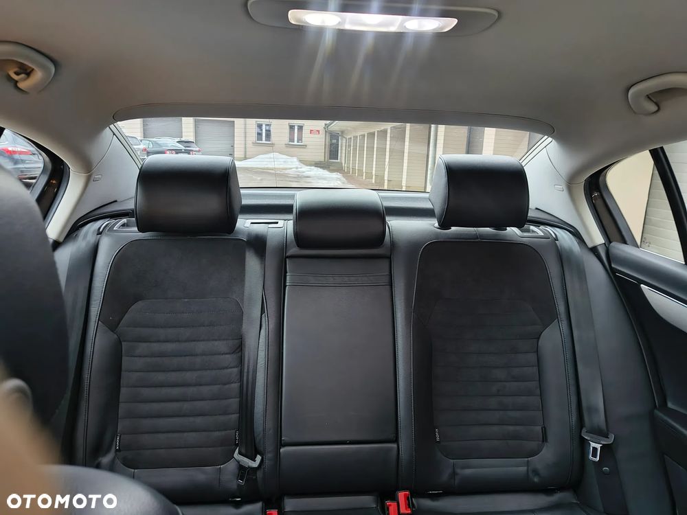 Volkswagen Passat 2.0 TSI Highline - 25