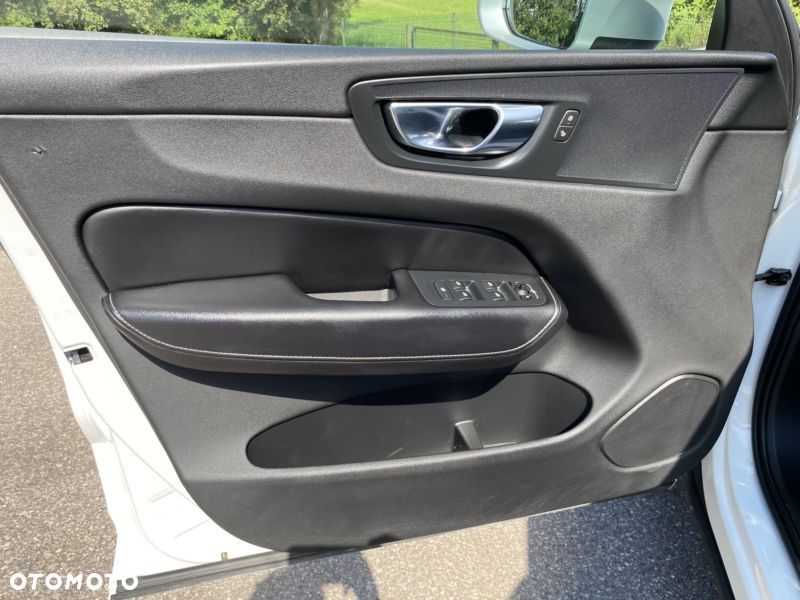 Volvo XC 60 D4 AWD R-Design - 29