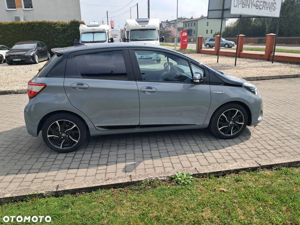 Toyota Yaris Hybrid 100 Selection Passion - 12