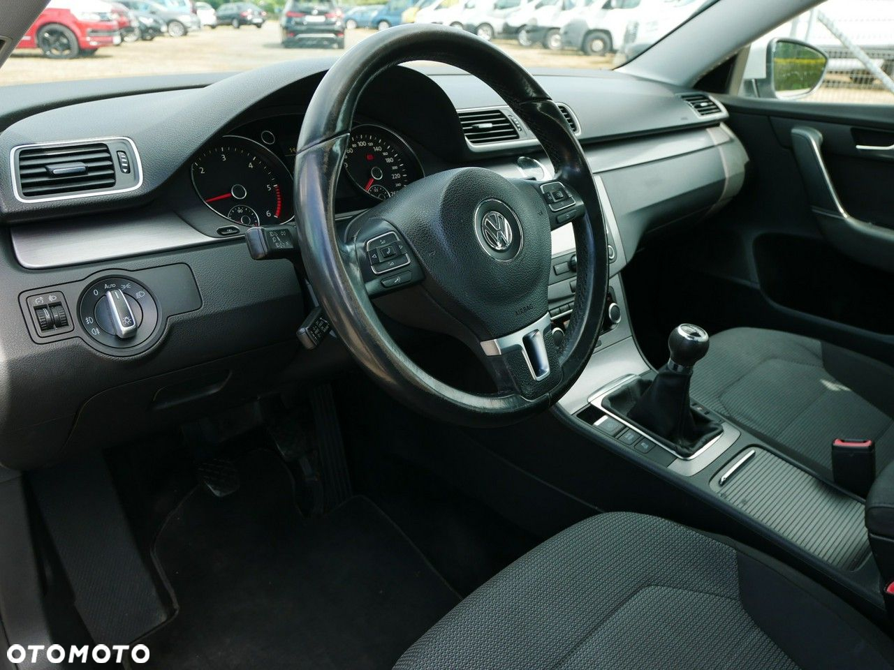 Volkswagen Passat 1.6 TDI DPF BlueMot Comfortline - 12