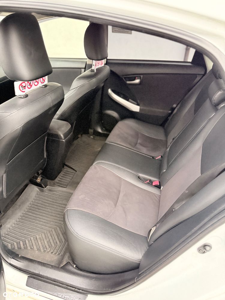 Toyota Prius (Hybrid) Comfort - 11