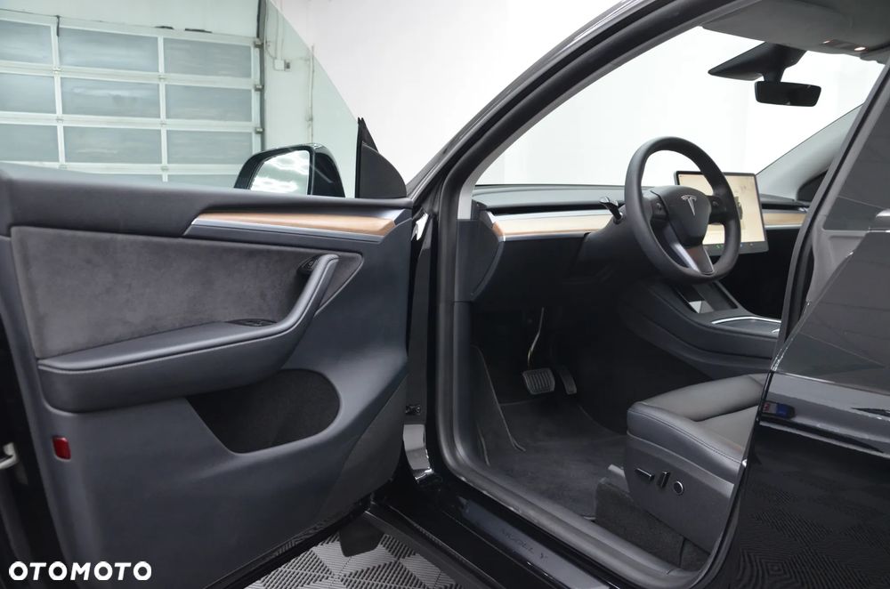 Tesla Model Y Long Range AWD - 10