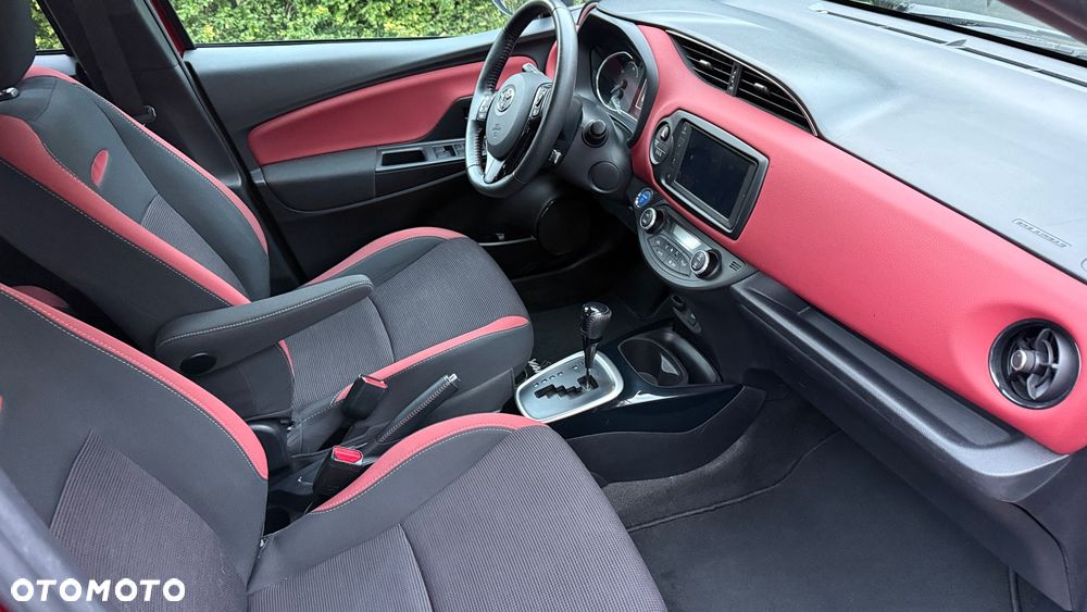 Toyota Yaris Hybrid 100 Selection - 17