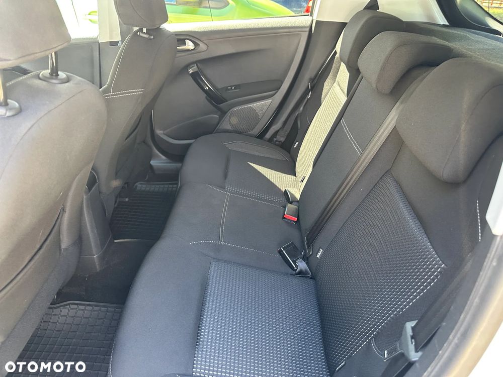 Peugeot 208 1.2 PureTech Allure S&S EAT6 - 5