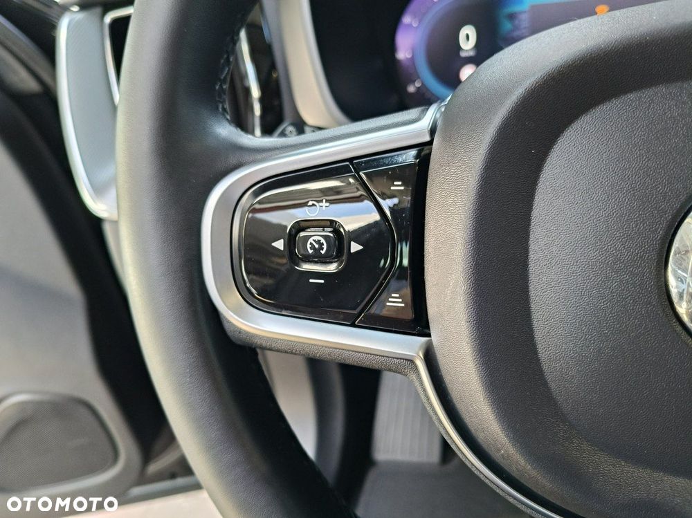 Volvo XC 60 B4 D AWD Ultimate Dark - 28