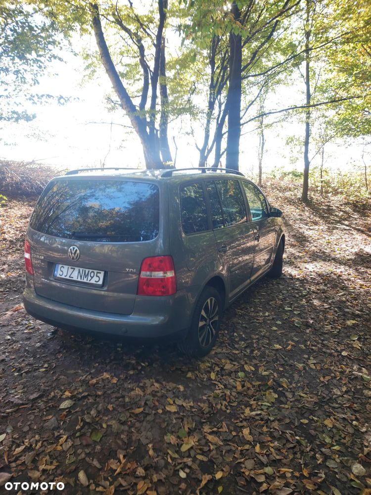 Volkswagen Touran 1.9 TDI DSG Highline - 3