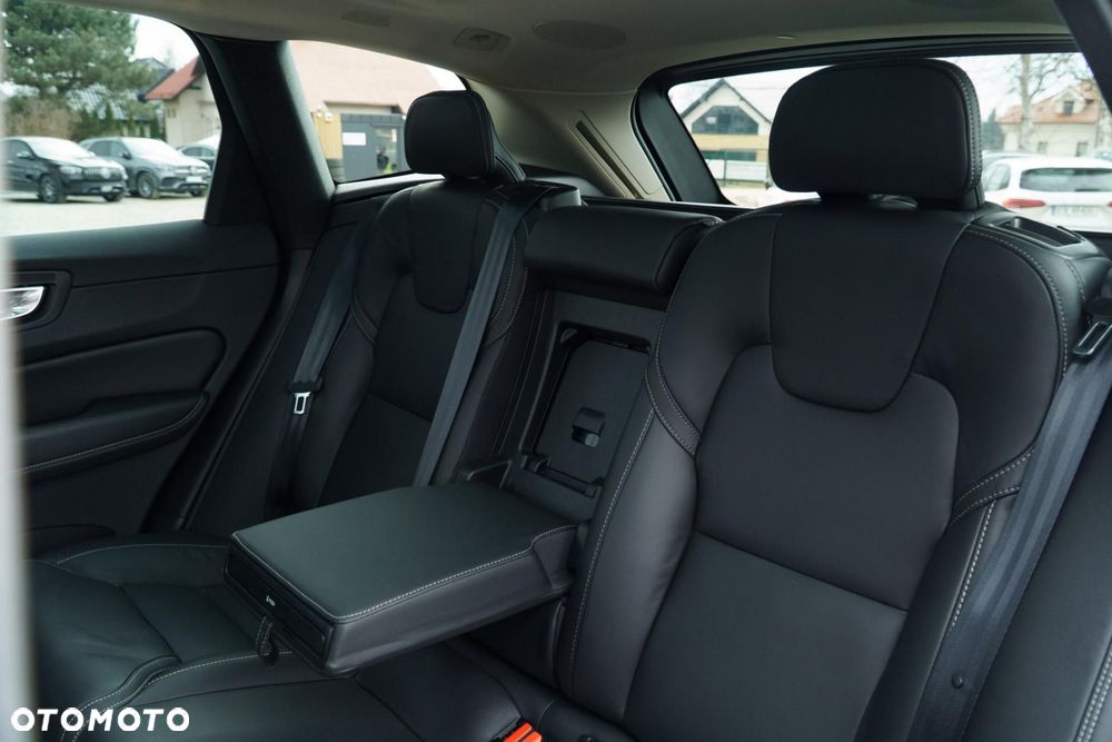 Volvo XC 60 T6 Plug-In Hybrid AWD Plus Dark - 33