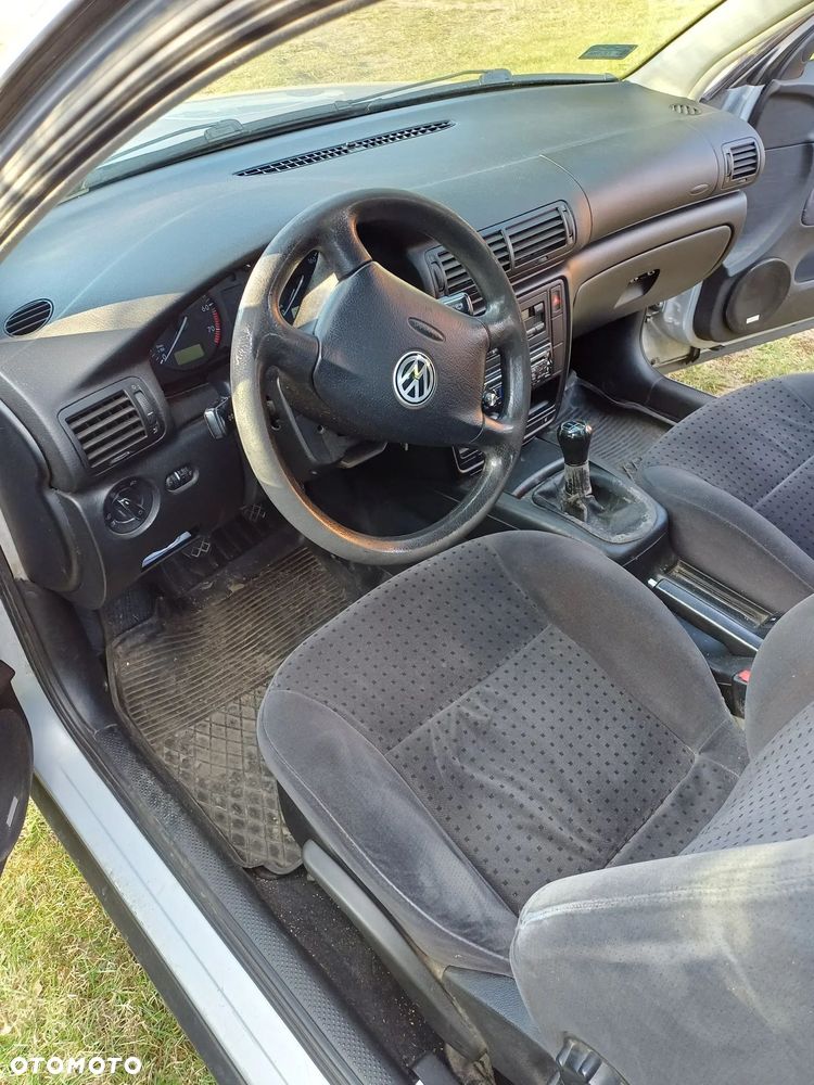 Volkswagen Passat 1.6 CL - 14