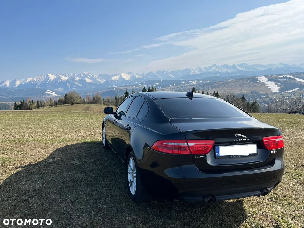 Jaguar XE 2.0 T Portfolio - 10