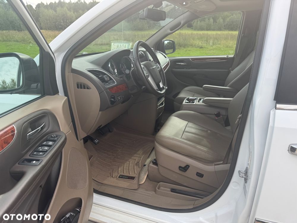 Chrysler Town & Country - 16