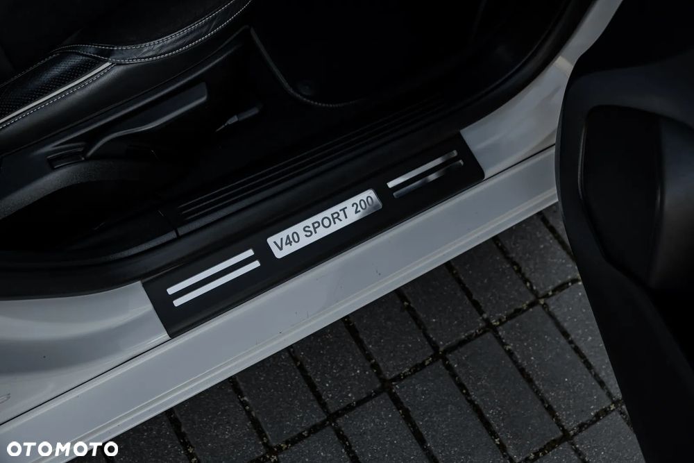 Volvo V40 T4 R Design - 36
