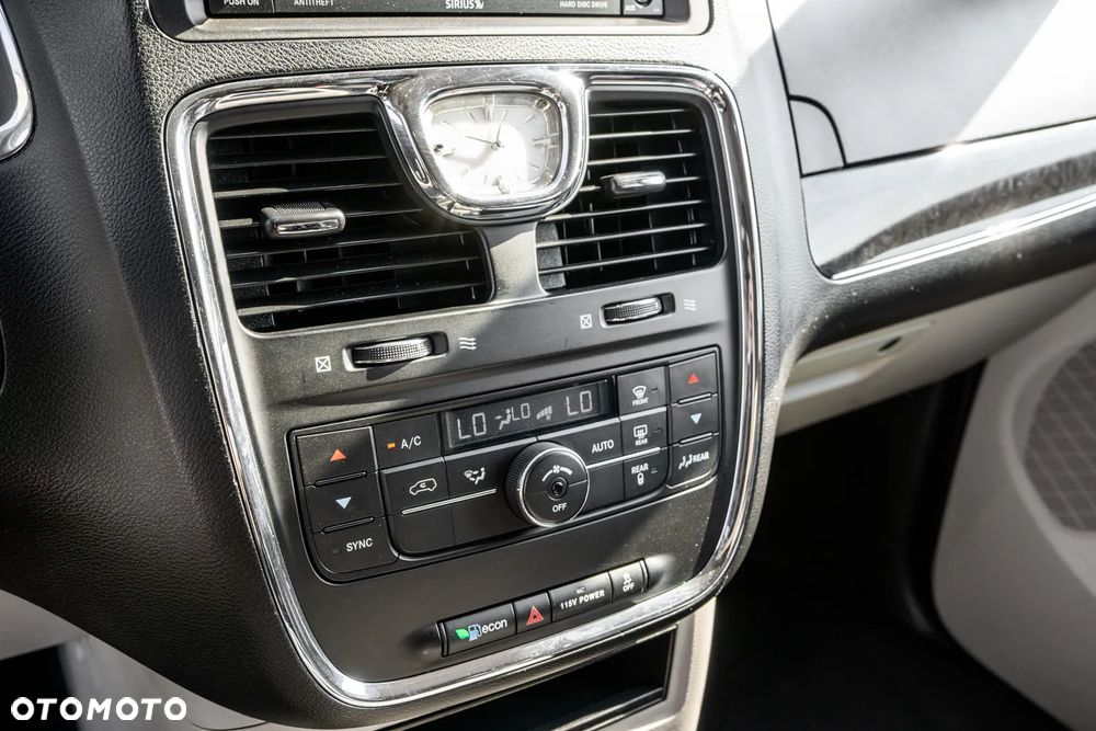 Chrysler Town & Country 3.6 Limited - 28
