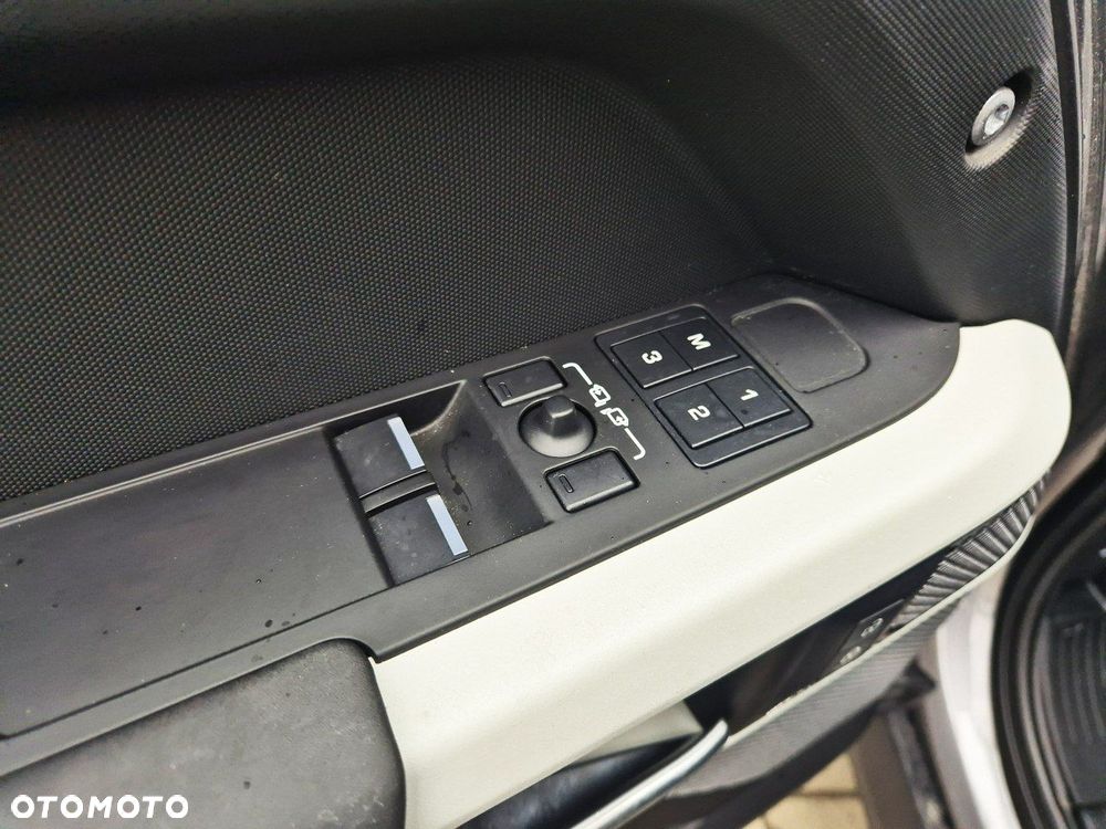 Land Rover Defender - 22