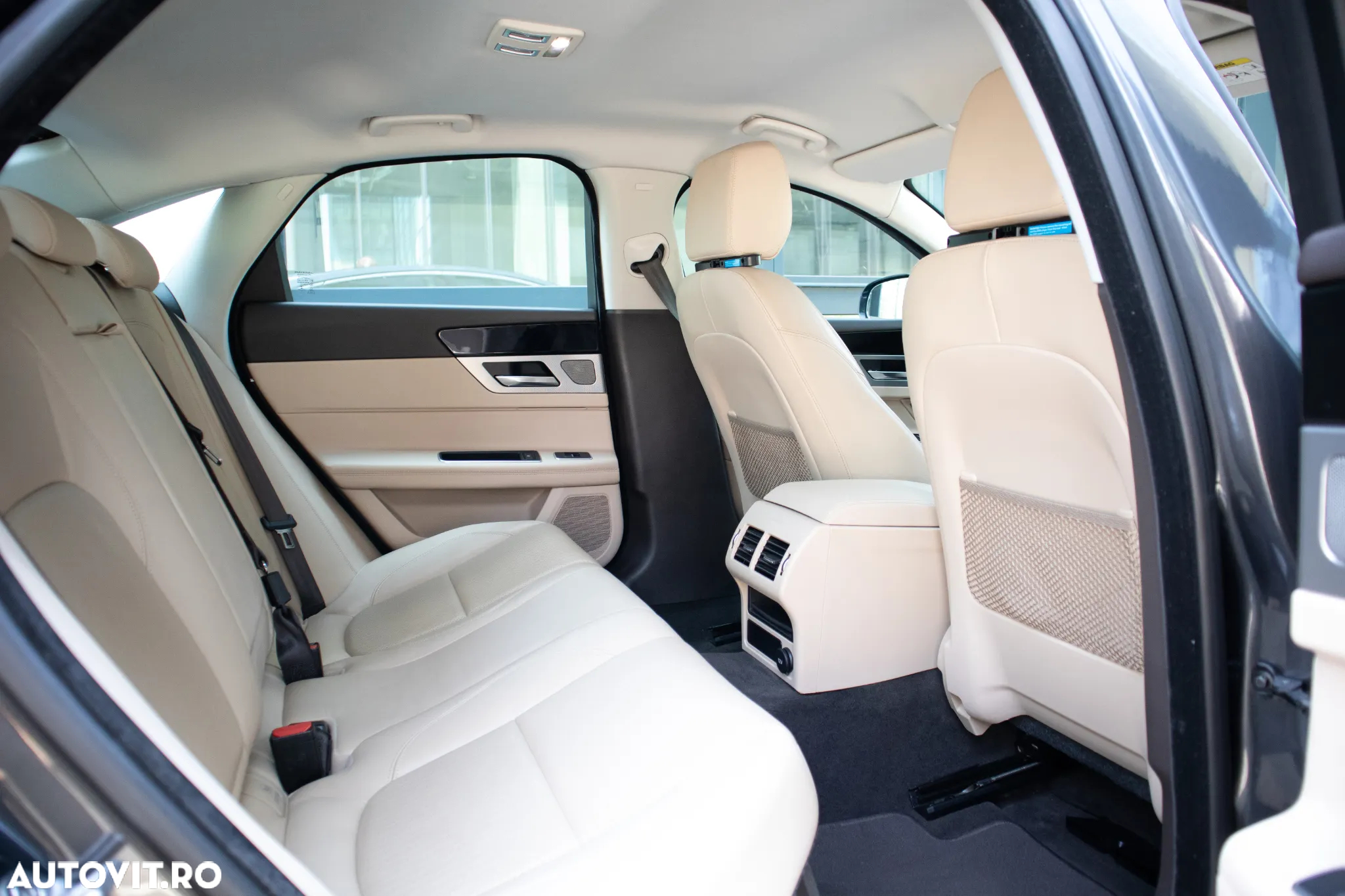 Jaguar XF 20d RWD E-Performance Portfolio - 24