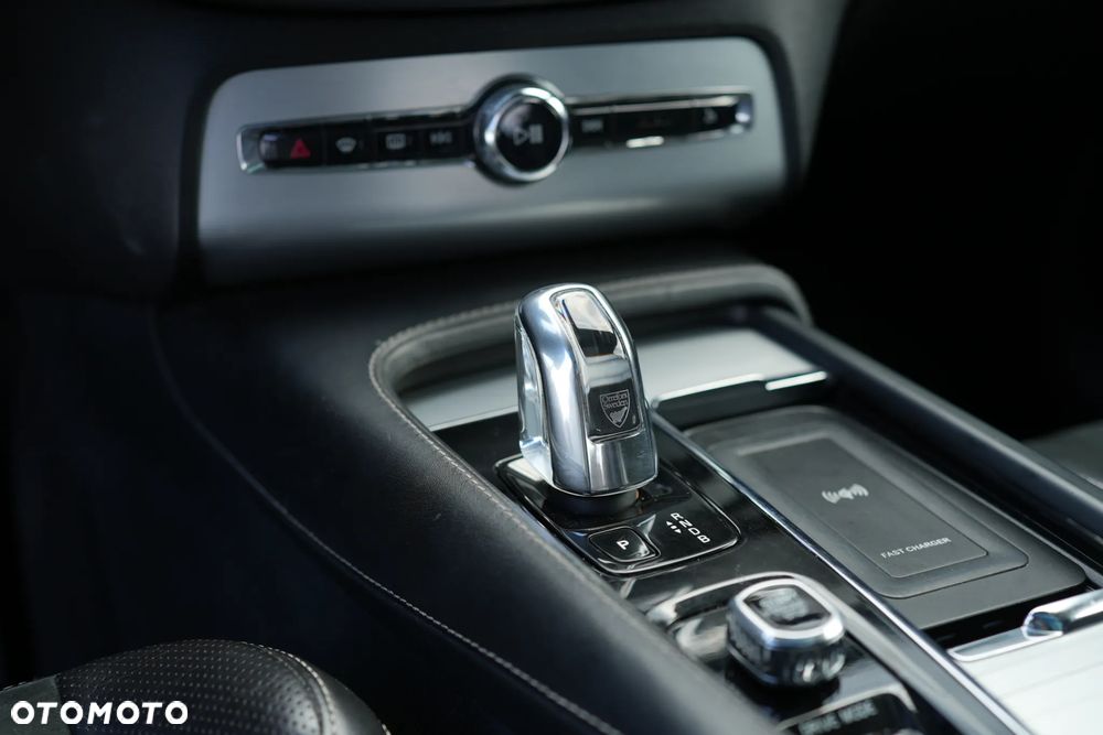 Volvo XC 90 T8 AWD Plug-In Hybrid Momentum 7os - 24