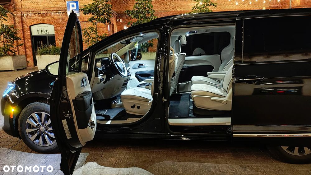 Chrysler Pacifica - 12