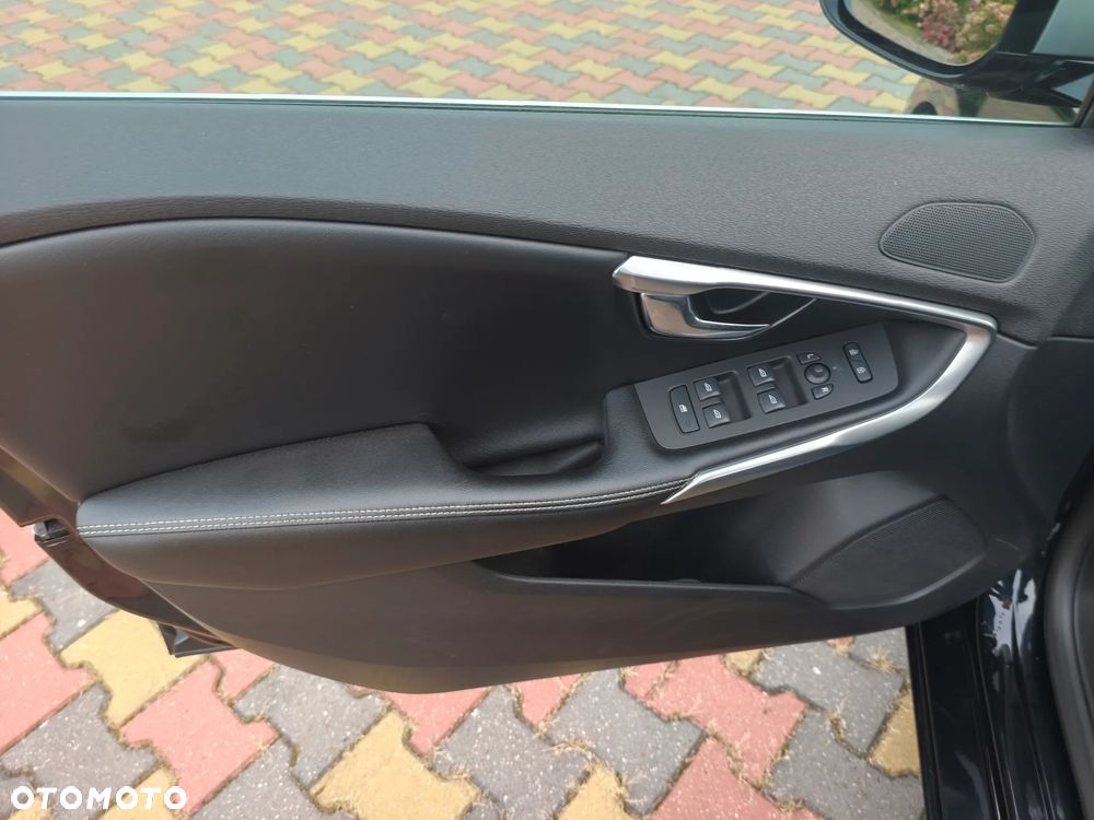 Volvo V40 D2 R Design - 13