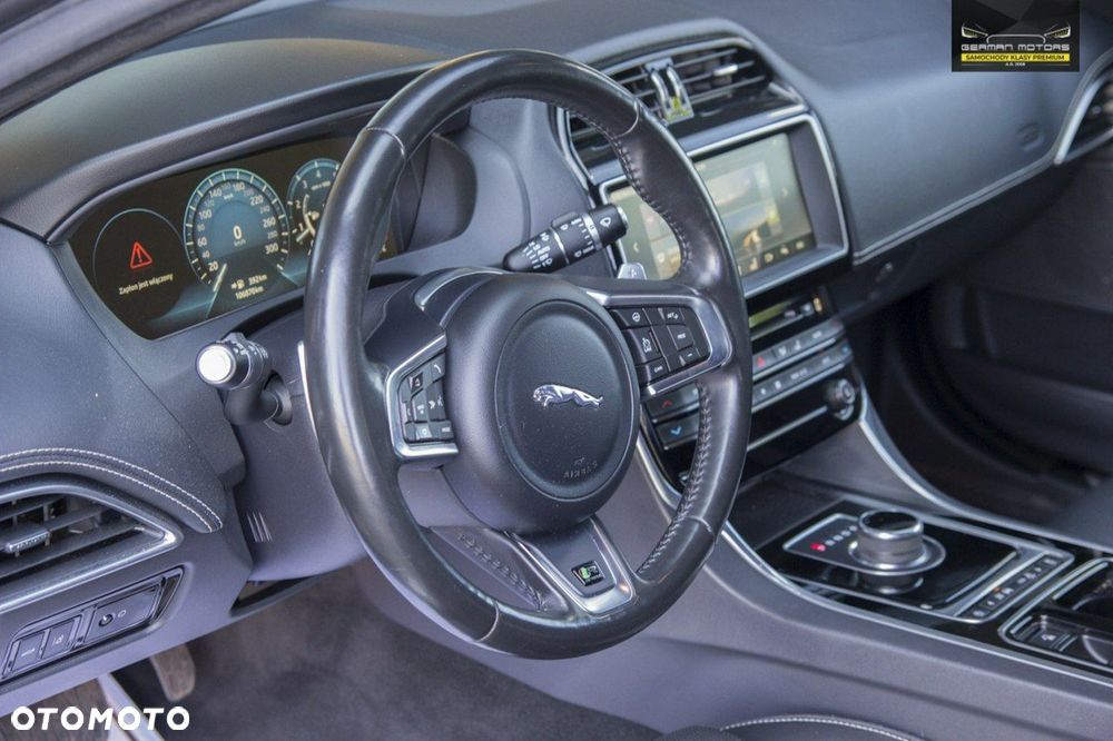 Jaguar XE - 16