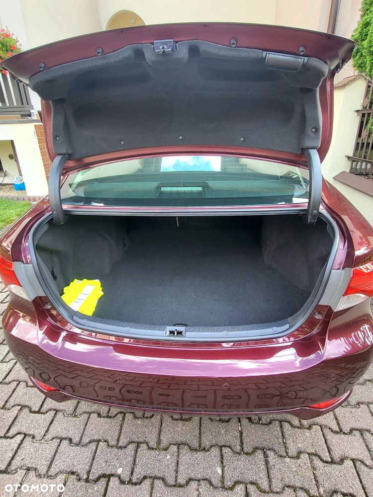 Toyota Avensis 2.0 Sol - 5