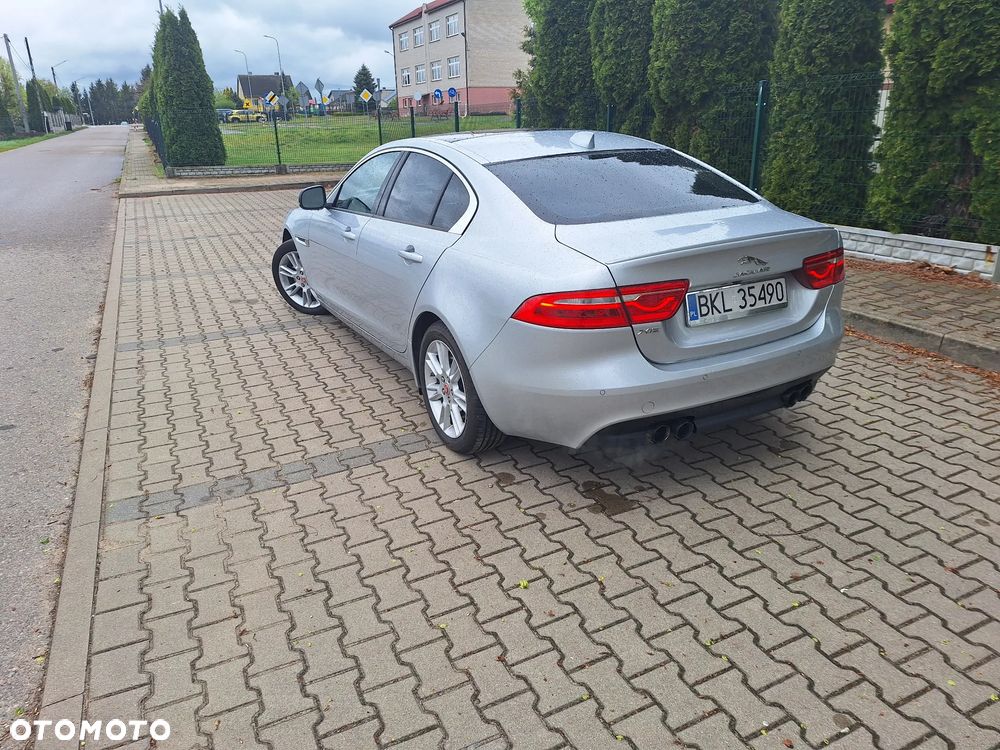 Jaguar XE 2.0 T Portfolio - 8