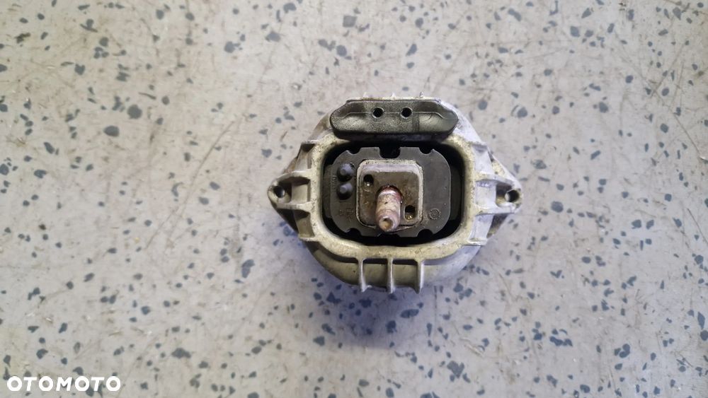 BMW E87 2.0 N43 PODUSZKA SILNIKA PRAWA 139811 - 1