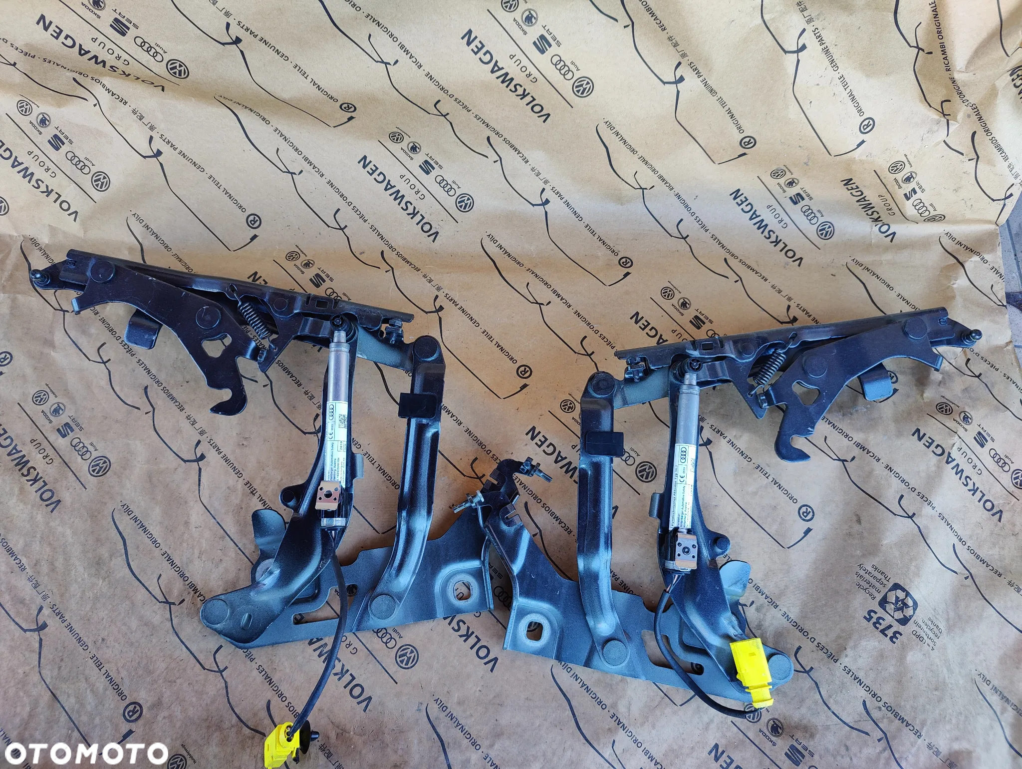 AUDI Q5 80A  LZ7S ZAWIASY MASKI PIROTECHNICZNE 80A823301D 80A823302D 80A823823 - 2