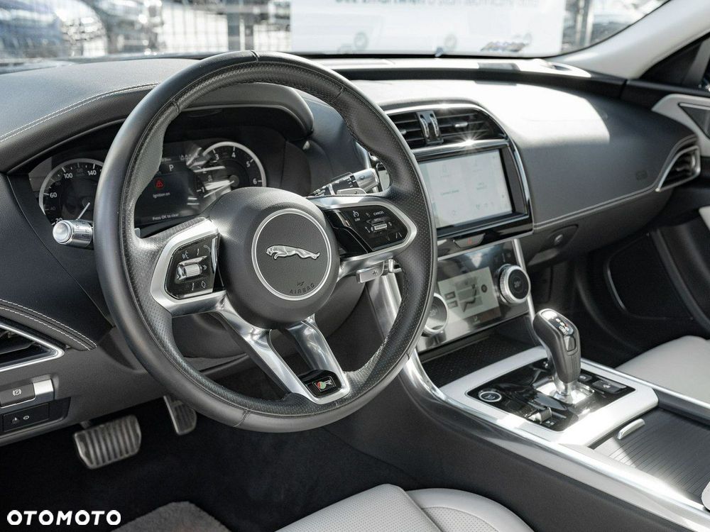 Jaguar XE 2.0 P250 R-Dynamic Black - 7