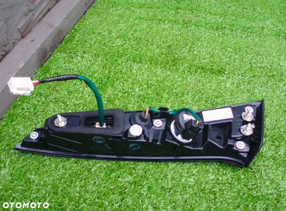 toyota corolla e21 hb lifting lampa w klapę prawa - 2
