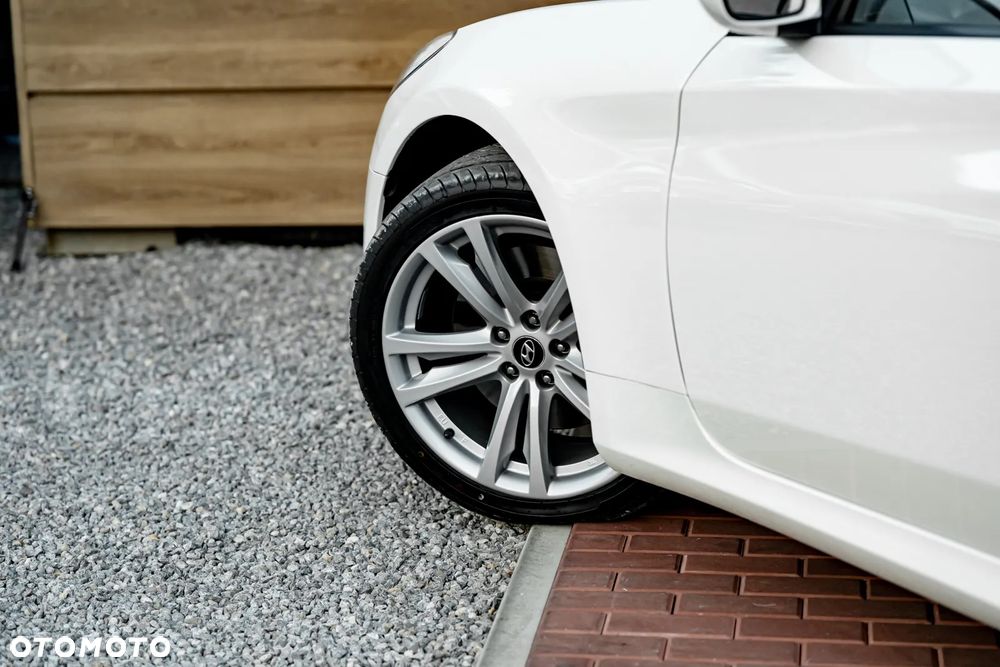 Hyundai Genesis Coupe - 12