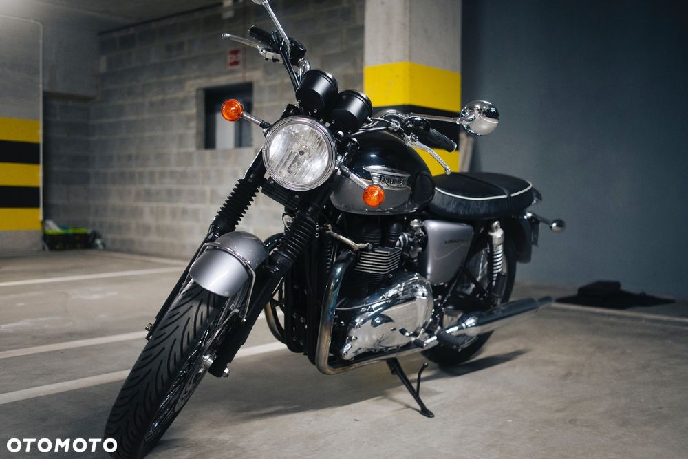 Triumph Bonneville - 3