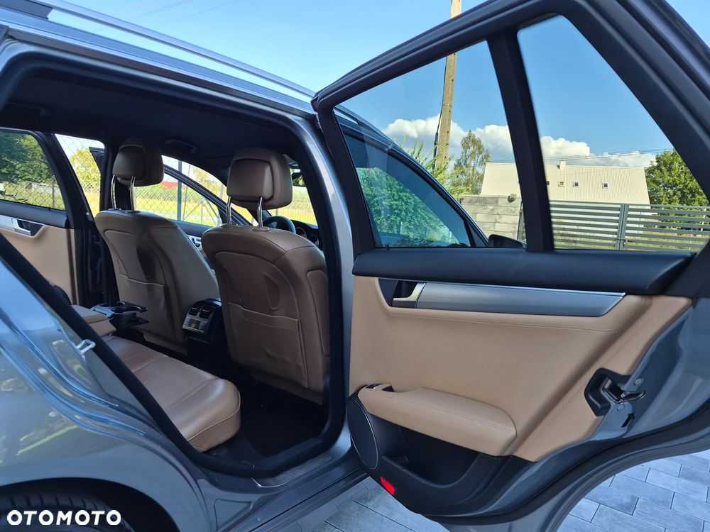 Mercedes-Benz Klasa C 300 CDI BlueEff 4-Matic Avantgarde - 13