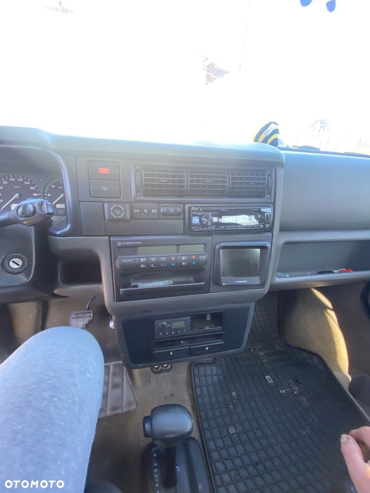 Volkswagen Caravelle - 8