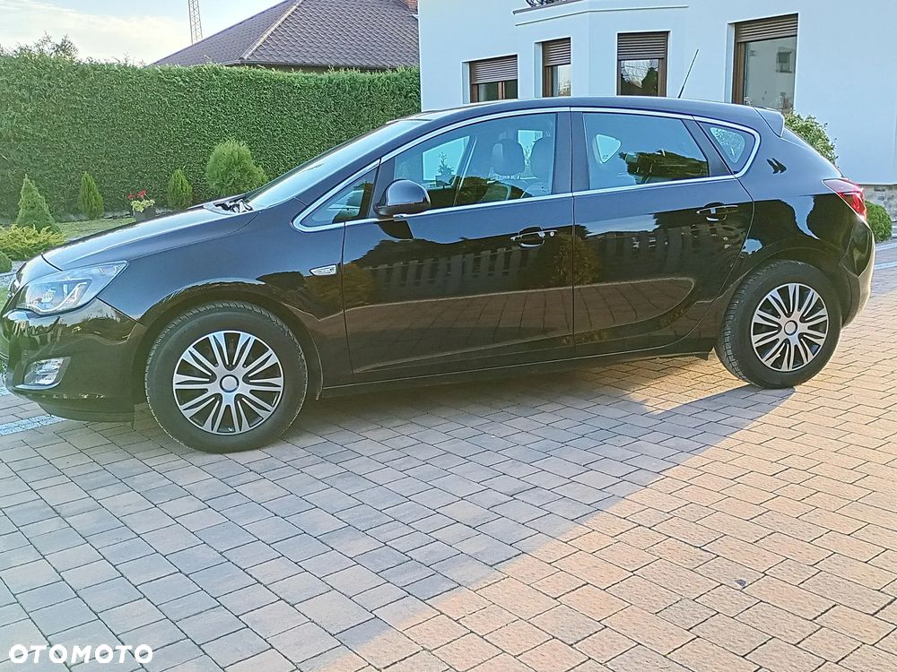Opel Astra 2010 photo 4
