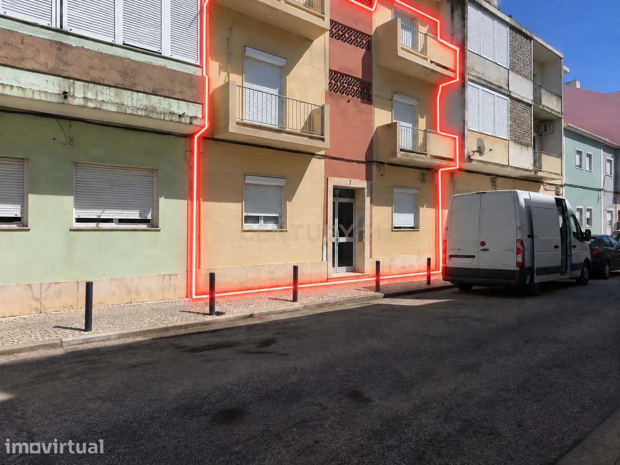 Prédio de 2 andares com quintal e anexos em Santo André, Barreiro