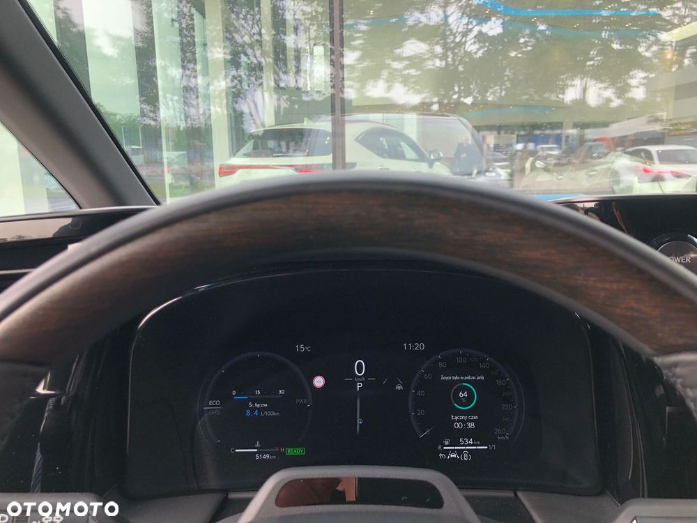 Lexus LM - 32
