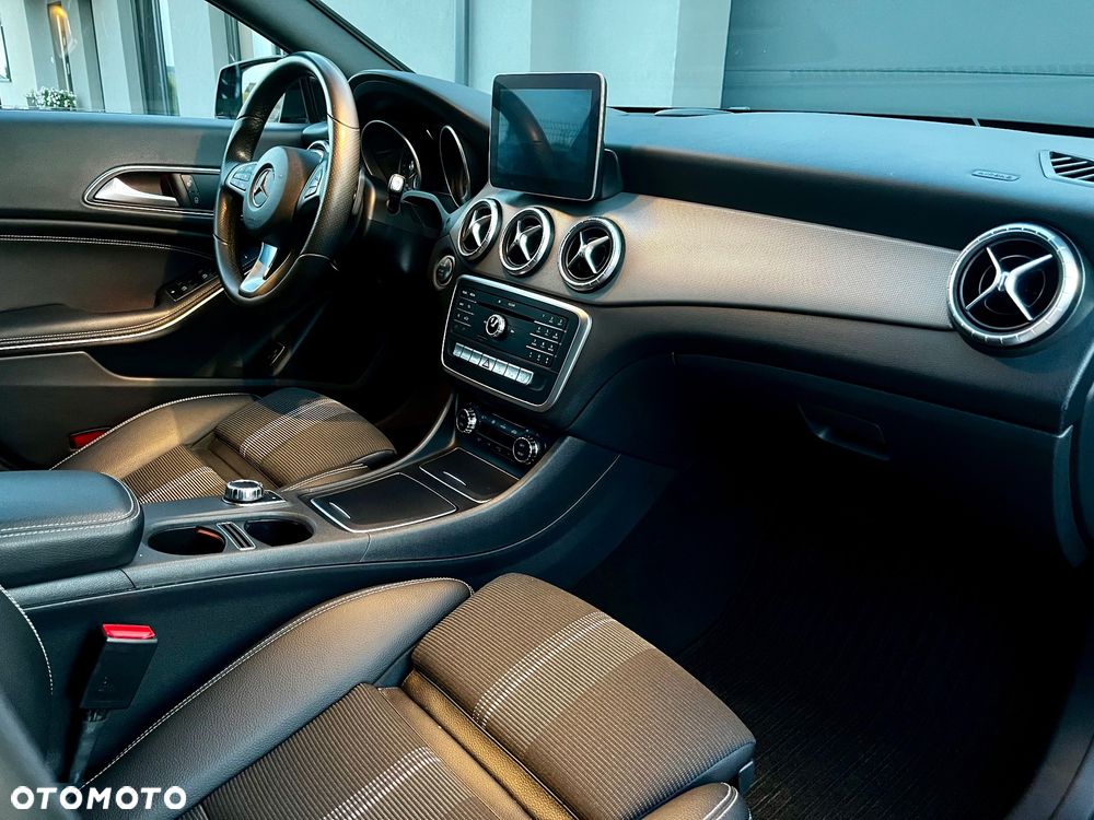 Mercedes-Benz CLA Shooting Brake 180 7G-DCT Urban - 13