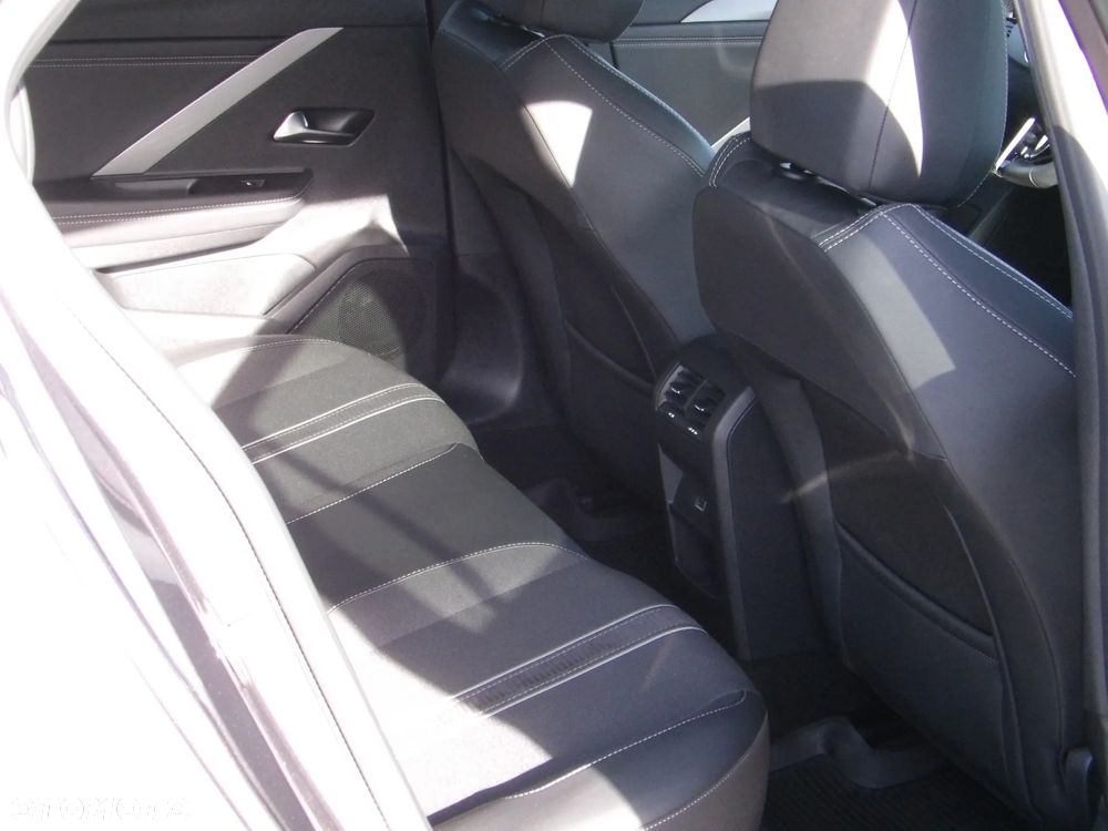 Opel Astra 1.2 T GS S&S - 12