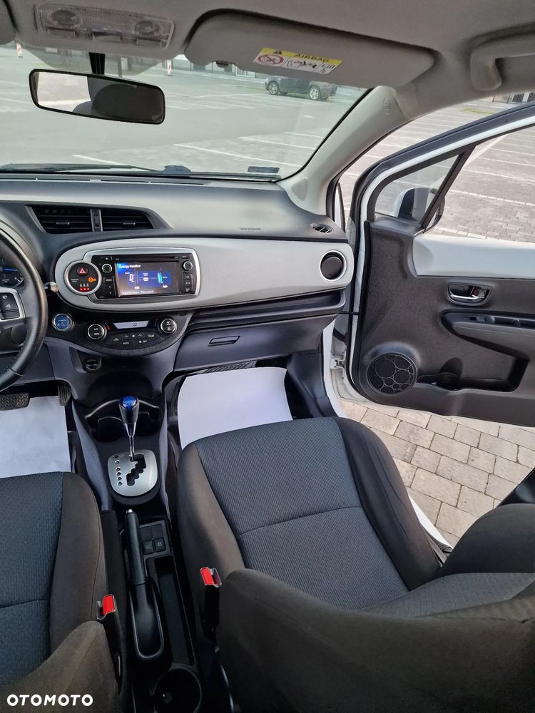 Toyota Yaris Hybrid 100 Business Edition - 19