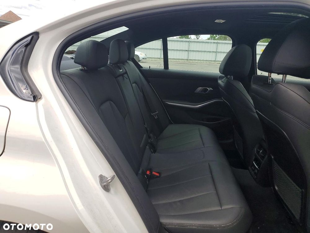 BMW Seria 3 330i xDrive M Sport - 10