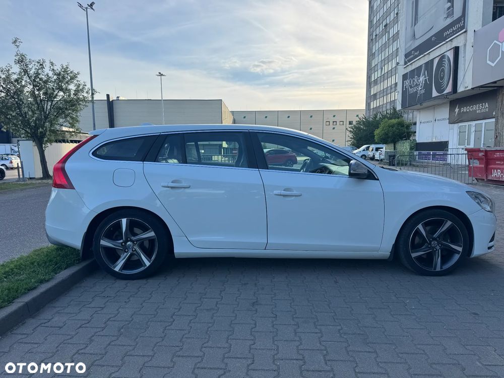 Volvo V60 D5 AWD R-Design - 8