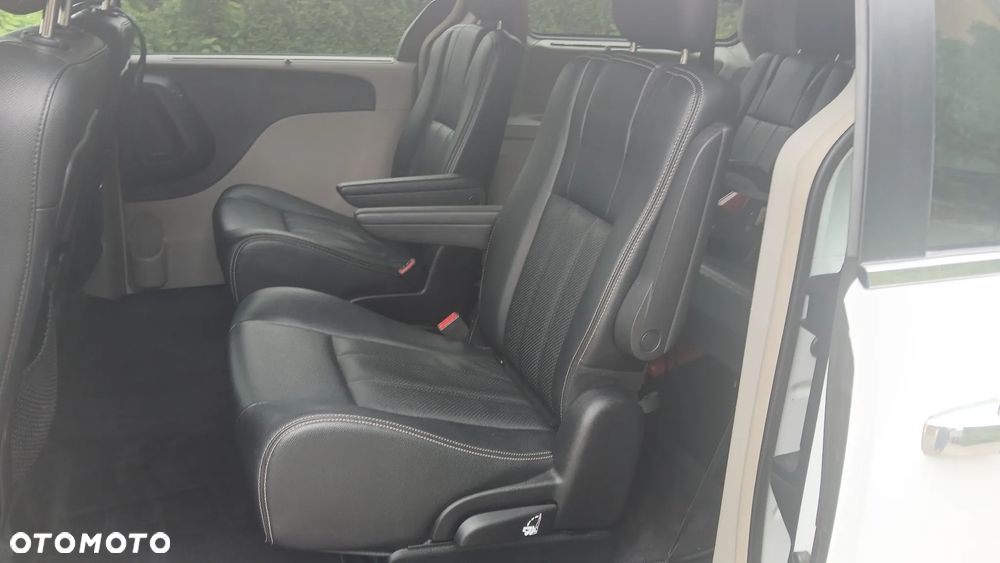Chrysler Town & Country 3.6 Limited - 10