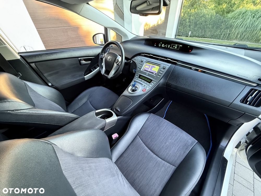 Toyota Prius (Hybrid) Executive - 25