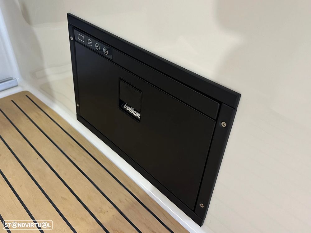 Quicksilver Activ 875 Sundeck - 29