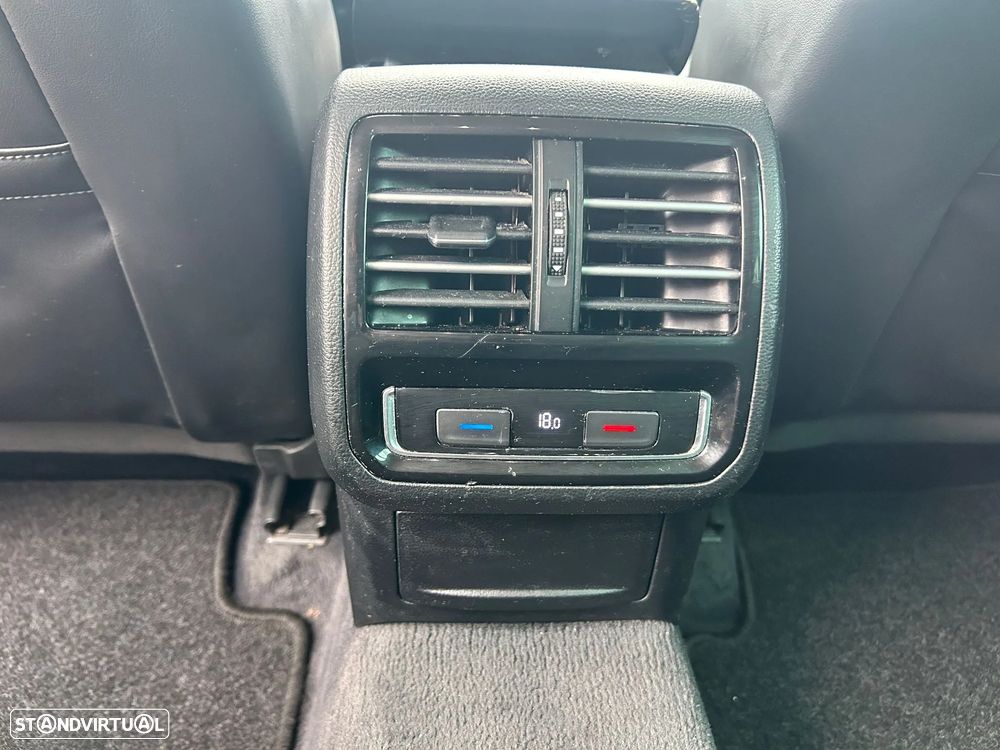 VW Passat Variant 1.6 TDI Highline DSG - 33