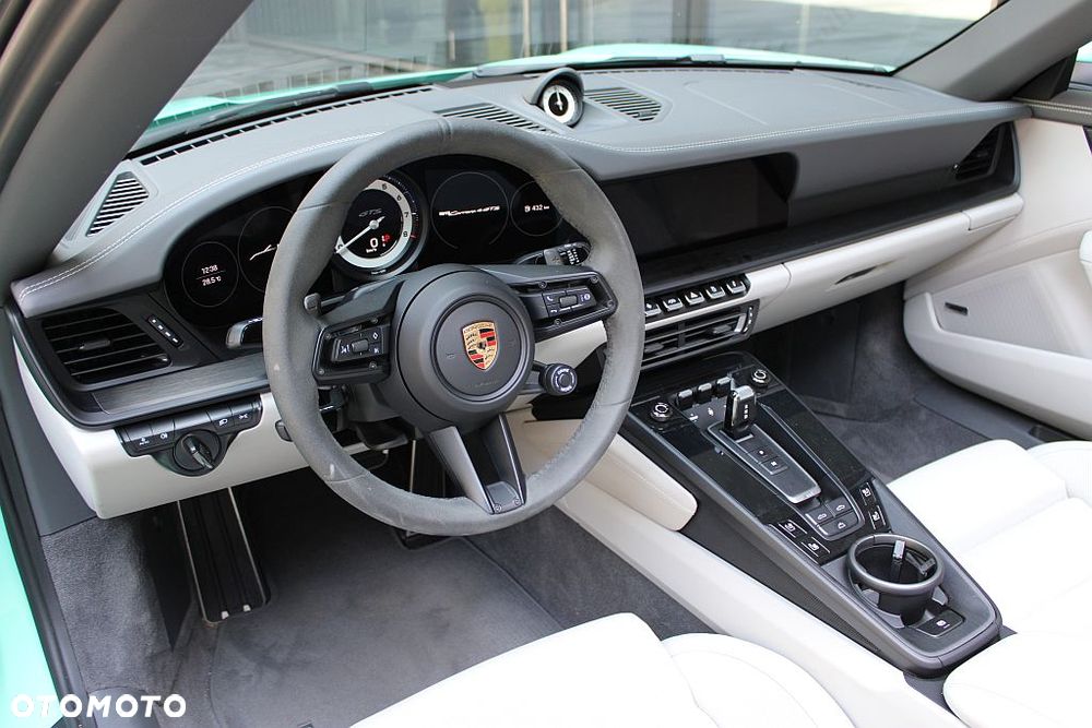 Porsche 911 Carrera 4 GTS - 19