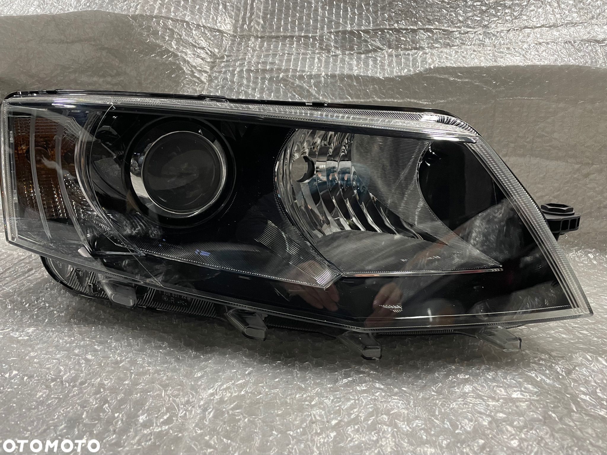 LAMPA PRAWA XENON SKODA OCTAVIA III 5E0 5E1941018A - 1