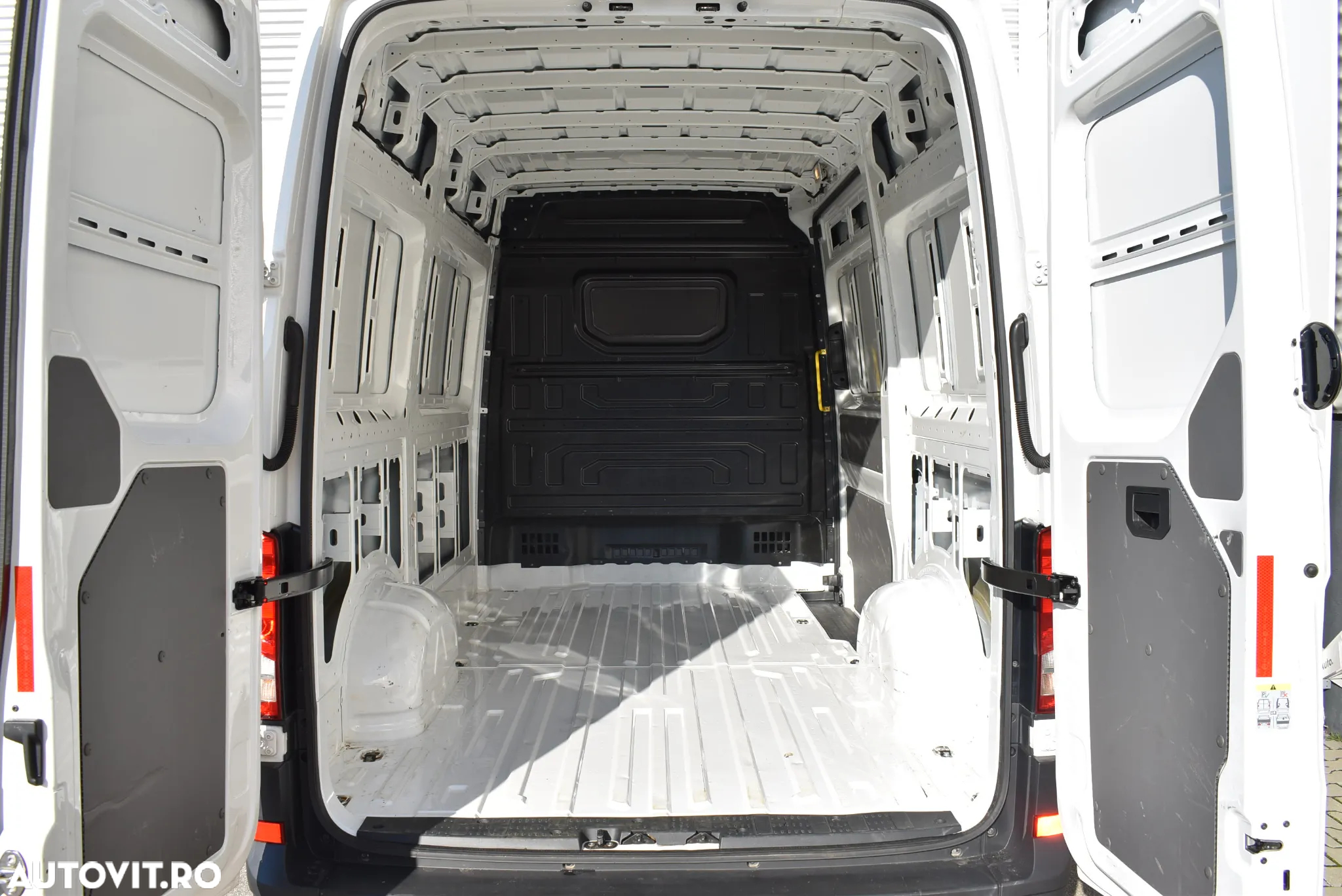 Volkswagen VW Crafter 3.5 Furgon L3H3 FWD 103kW - 20