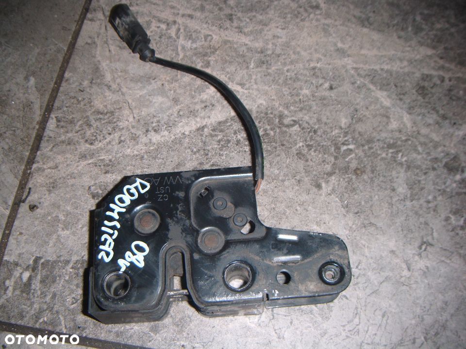 skoda roomster 06r zamek maski - 1